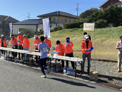 [画像]左：「ひたちシーサイドマラソン2024」第7給水所の様子